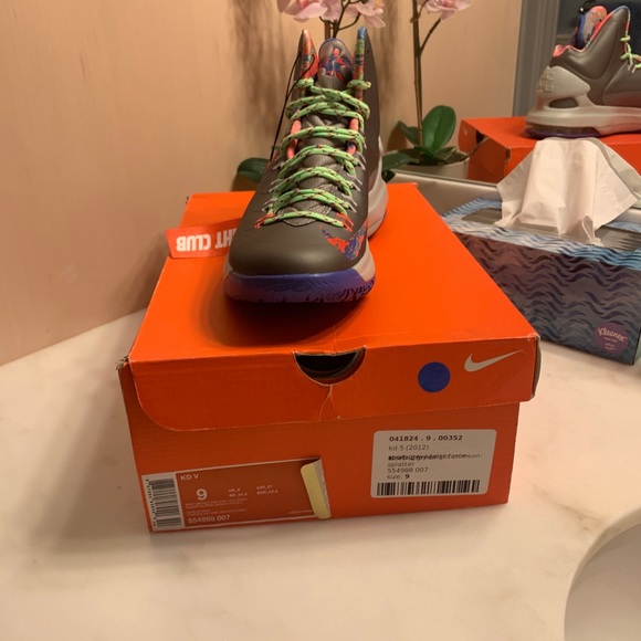 Nike KD 5 splatter basketball sneakers. Size 9.